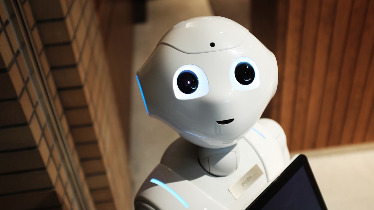 フィジカルAIは、文章や画像の生成ではなく、現実世界でロボットや機械を自律的に動かすことを目的としている。